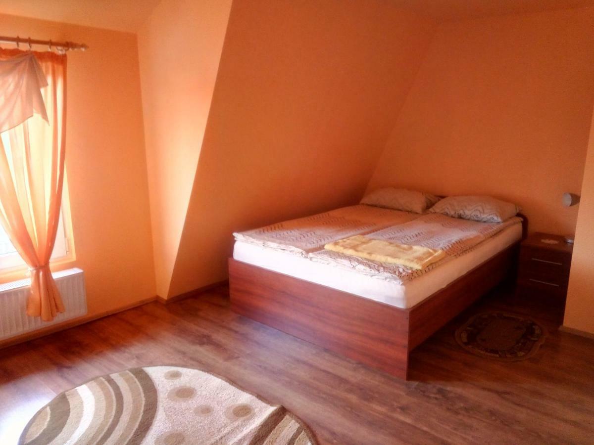 Timi Kulcsoshaz Hotel Lazarea Ngoại thất bức ảnh